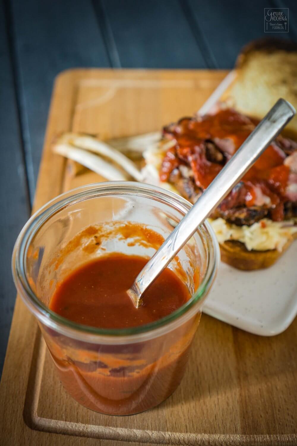 sriracha-bbq-sauce-1