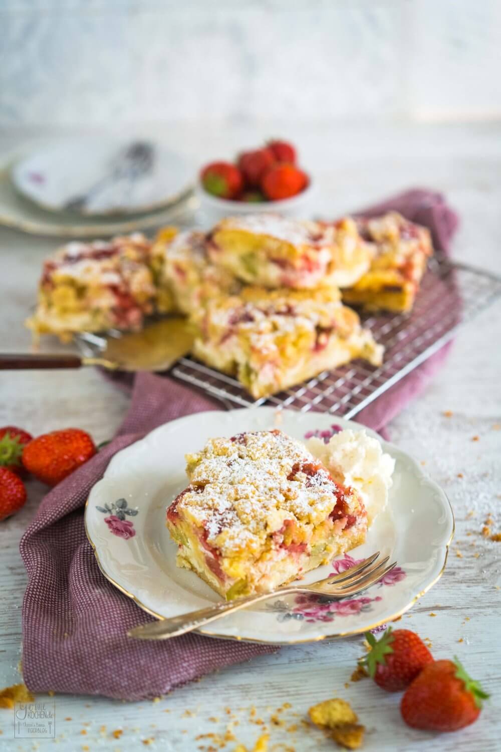Erdbeer-rhabarber-Streuselkuchen