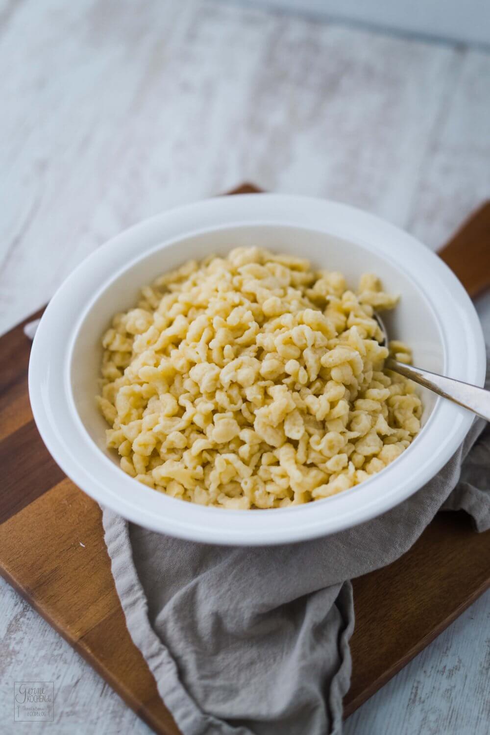Frisch gemachte Spätzle sind etwas Feines. Die Eiernudeln werden definitiv besser, wenn man sie selbst zubereitet.
