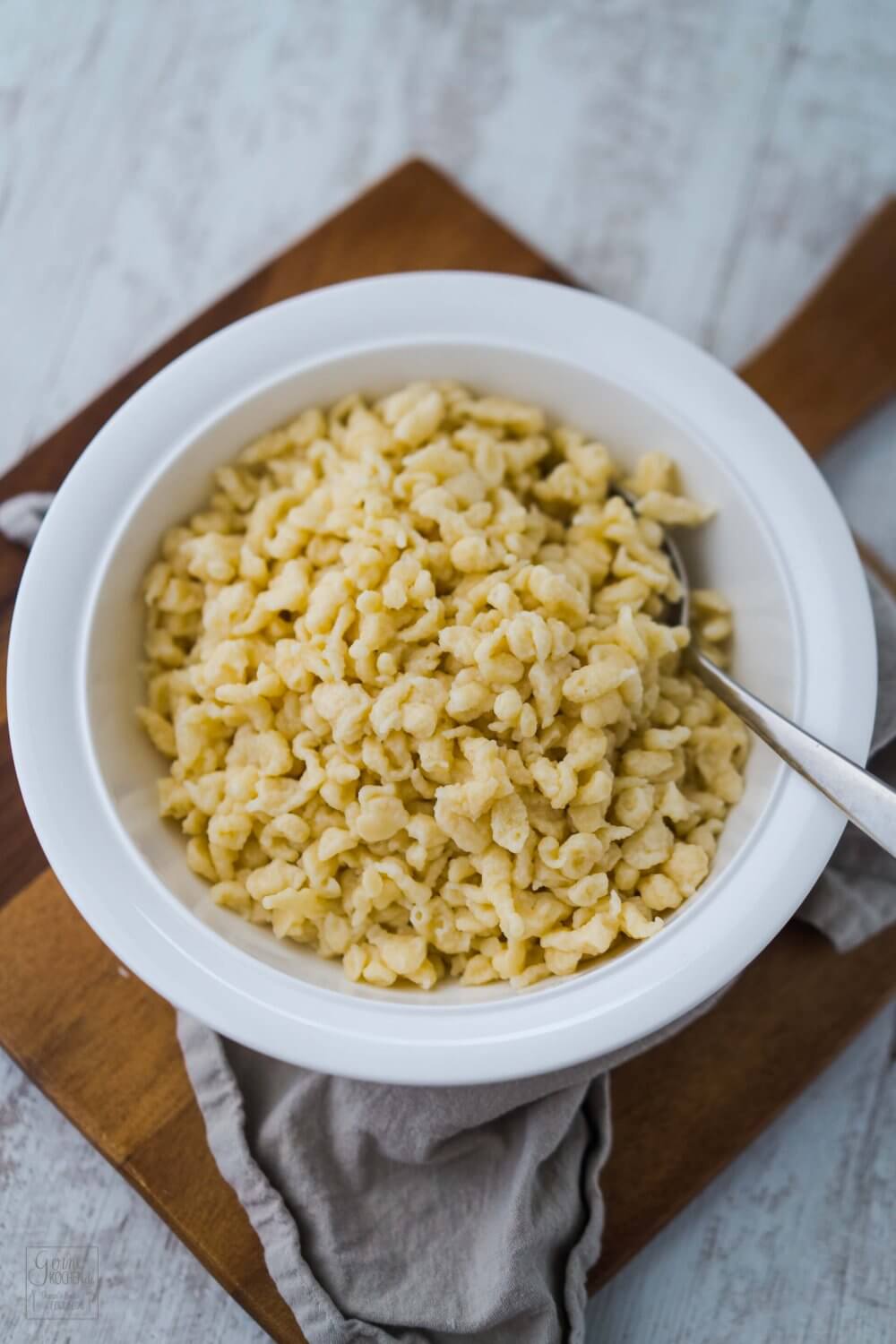 Knöpfle sind im Gegensatz zu Spätzle nicht lang sindern eher rundlich, wie Knöpfe also.