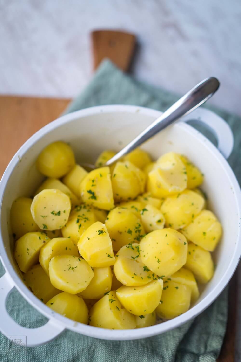 Salzkartoffeln sind die wohl häufigste und beliebteste Beilage in Deutschland. Doch werden sie immer gleich gemacht? Nein, aber wir verraten euch wie unsere gehen.