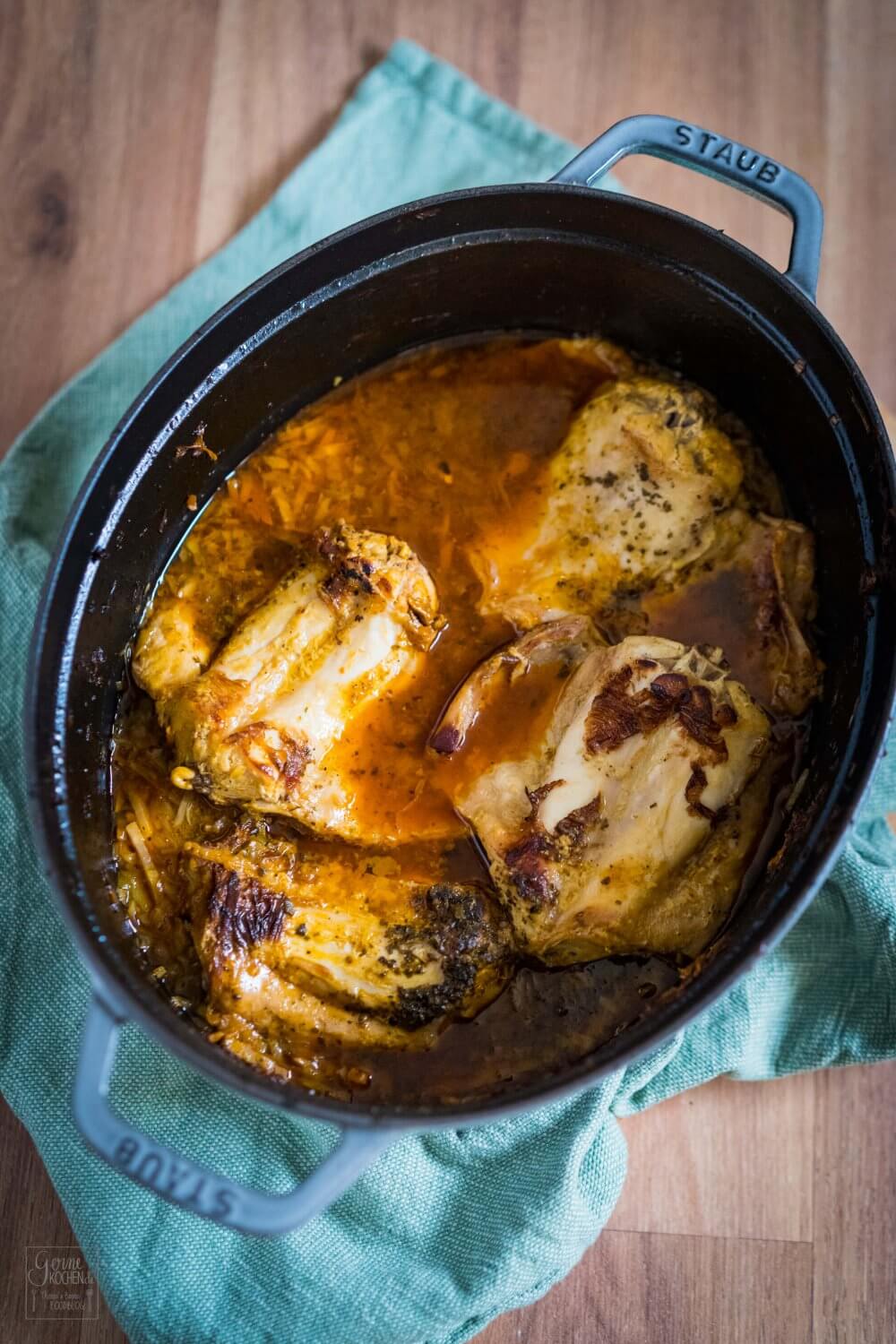 Kaninchenbraten ist ein richtig leckeres Schmorgericht. Traut euch ruhig, es zu probieren.