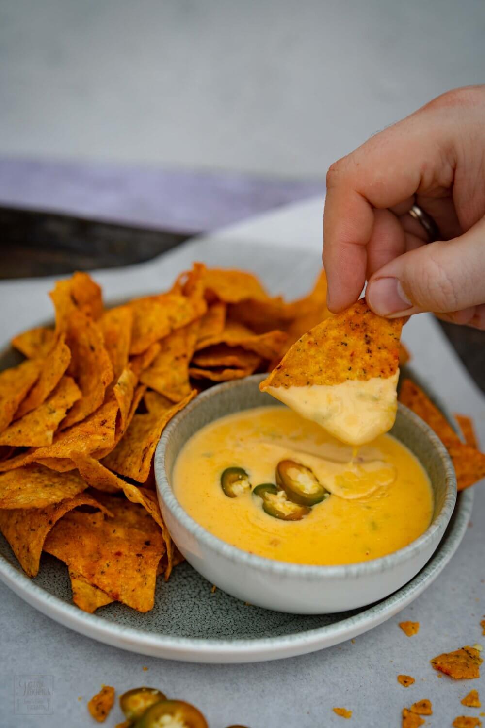 Diese Chili Cheese Sauce schmeckt wie im Diner in den Staaten.