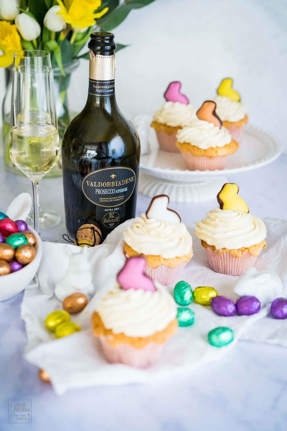 Die Deko der Prosecco-Cupcakes ist ein wunderschönes Farbenspiel.