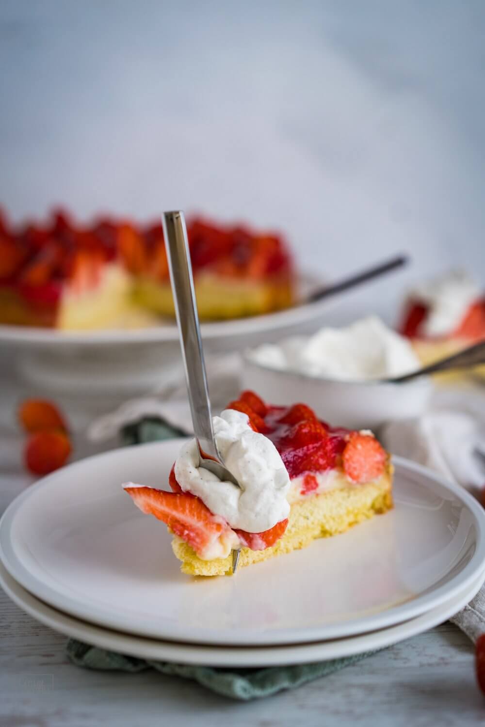 Ein Klecks Sahne darf antürlich auch beim Erdbeerkuchen mit Vanillepudding nicht fehlen.