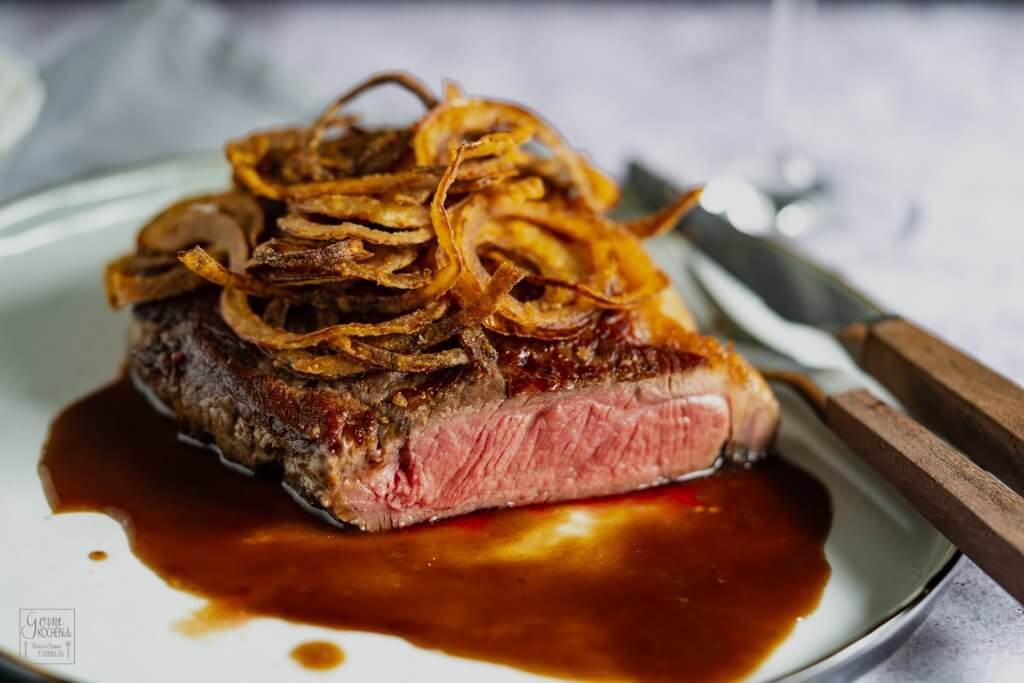 Der schwäbicshe Rostbraten ist ein Klassiker in der deutschen Küche.