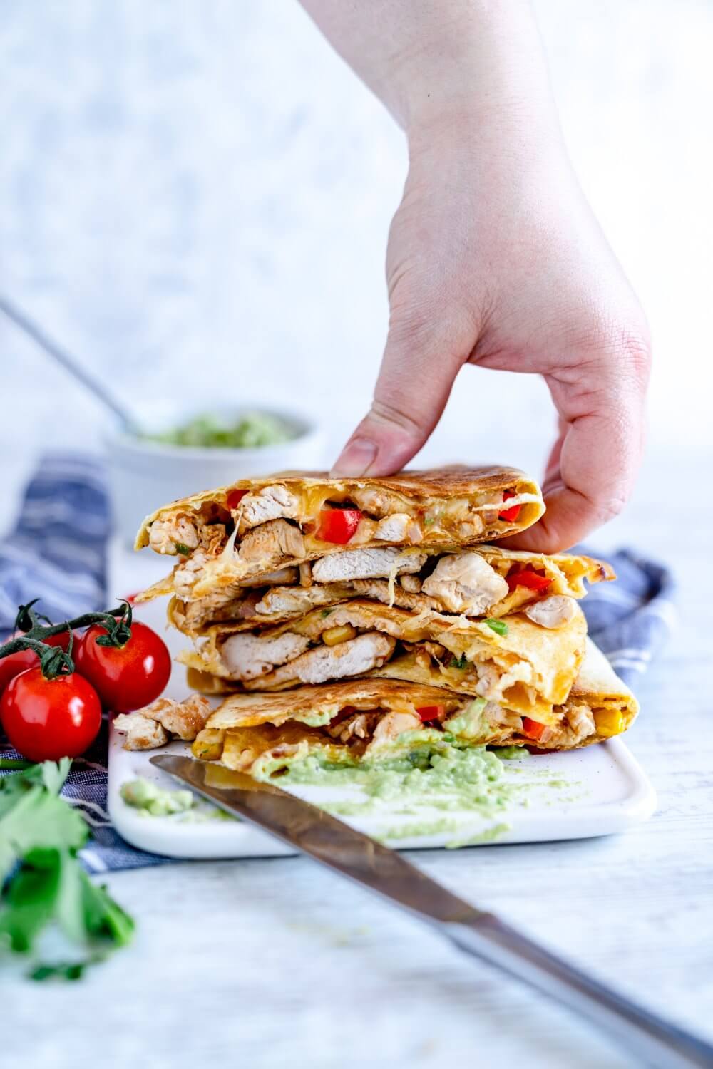 Wir haben die Maisraps mit Hähnchen und roter Paprika gefüllt. Dazu gibt es frische Quacamole.