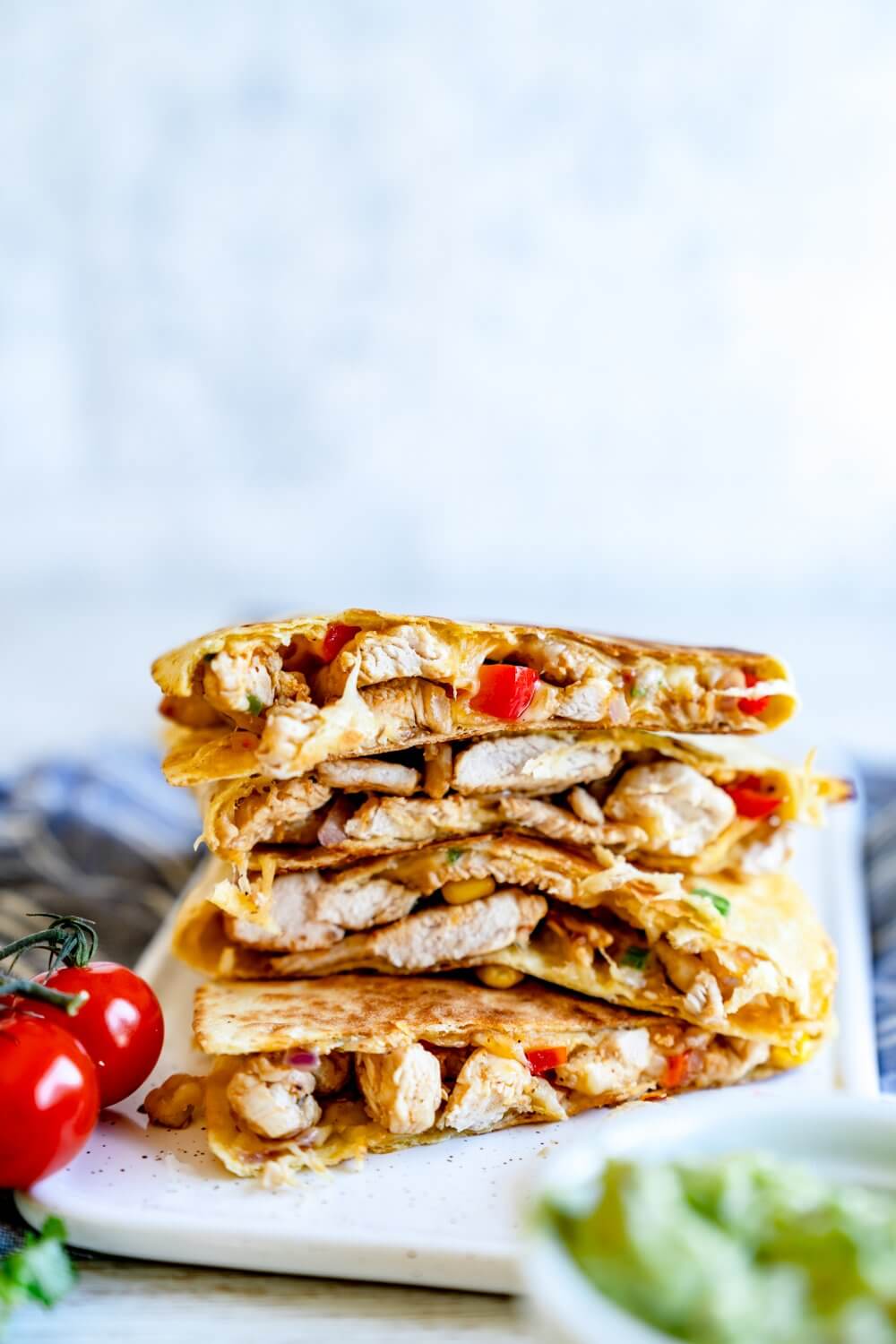 Die mexikanischen Leckerbissen sind aus Maisfladen, gefüllt mit Hähnchen, Käse, roter Paprika und Mais.