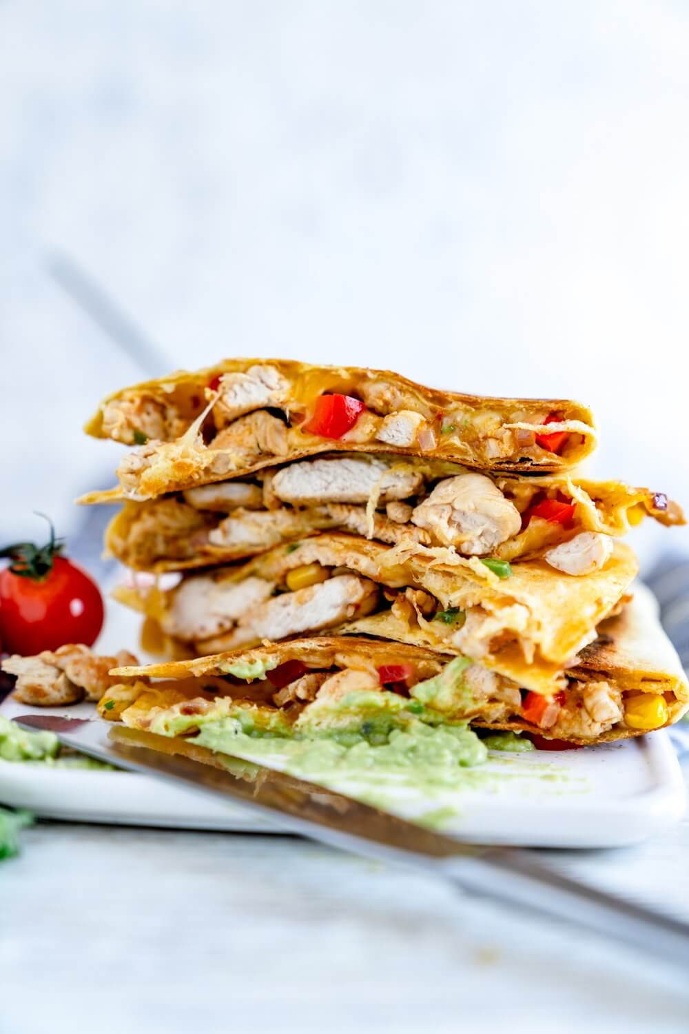 Quesadillas sind perfekt für einen Snack im Homeoffice. Die mexikanischen Tortillas sind gefüllt mit Hähnchen.