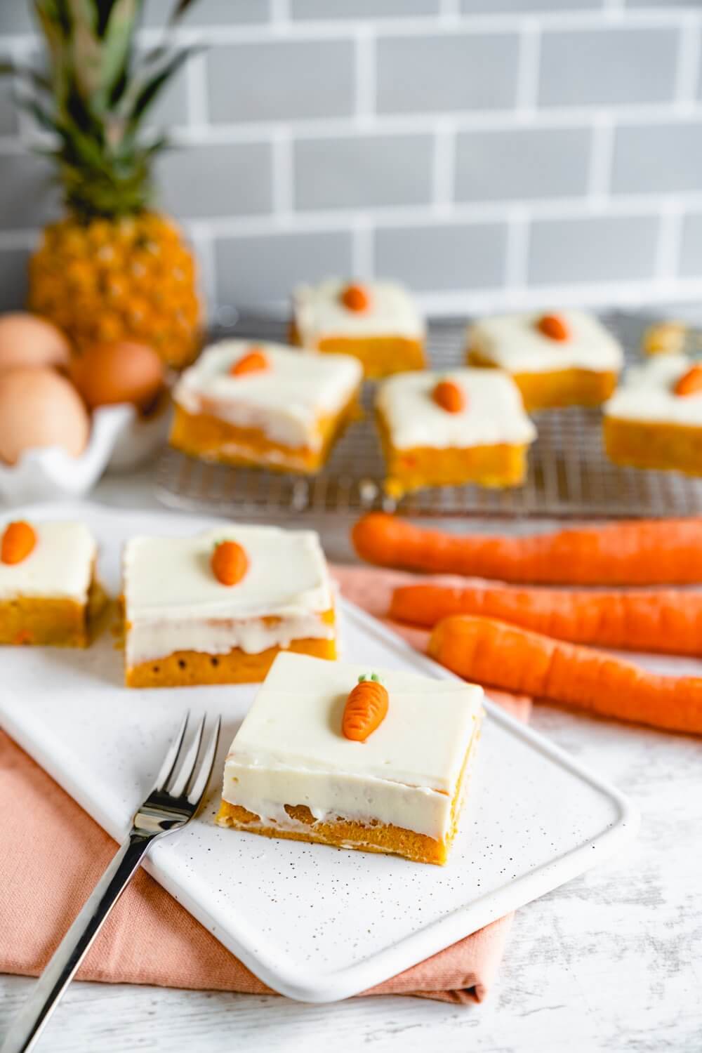 Ananas-Rübli-Kuchen gehört zu Ostern wie der Osterhase.