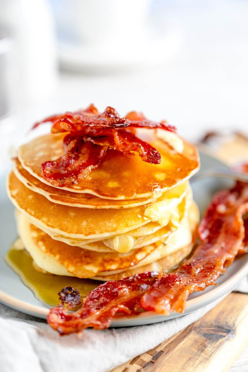 Buttermilchpancakes mit kandiertem Bacon