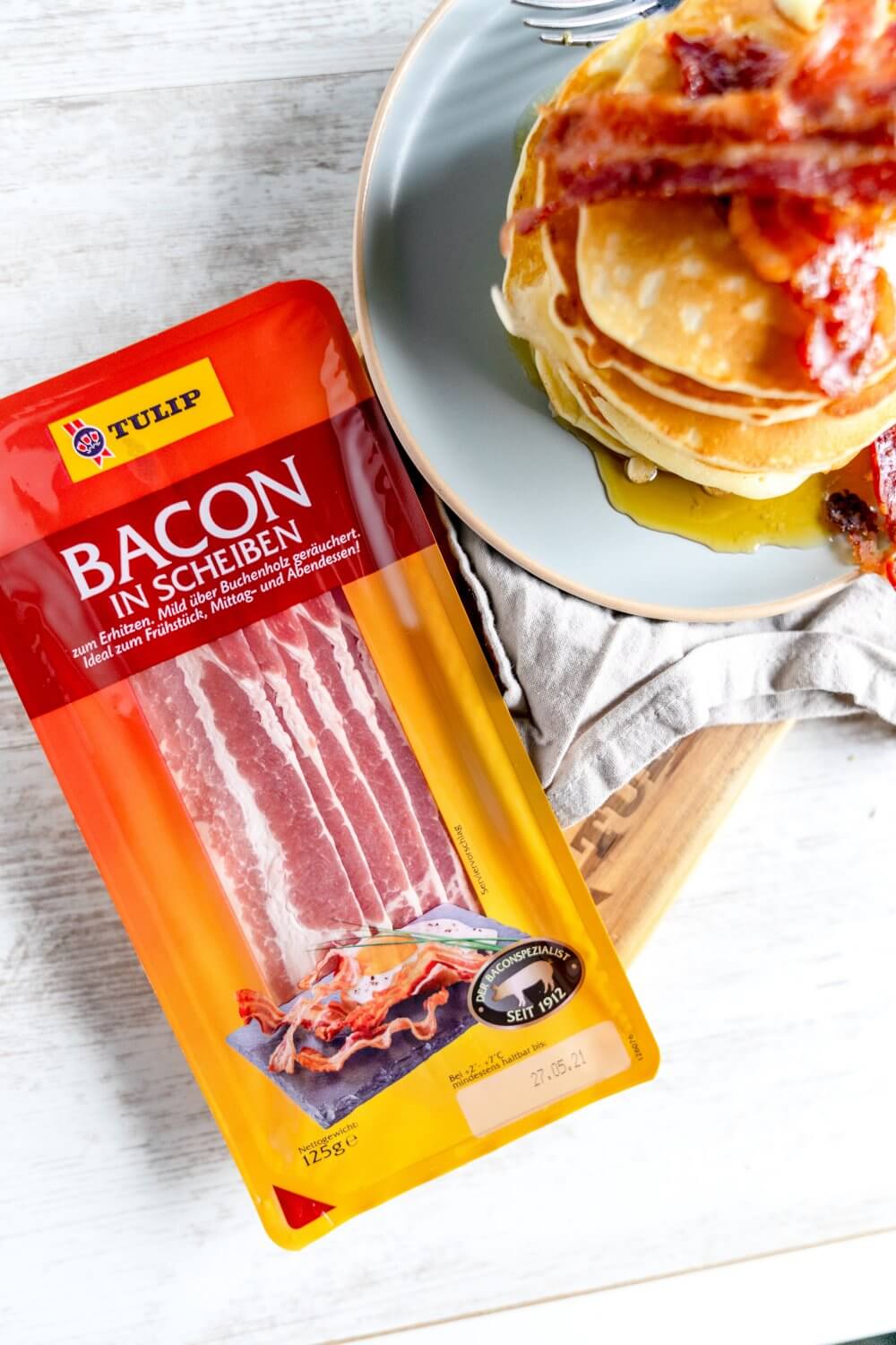 Buttermilchpancakes mit kandiertem Bacon