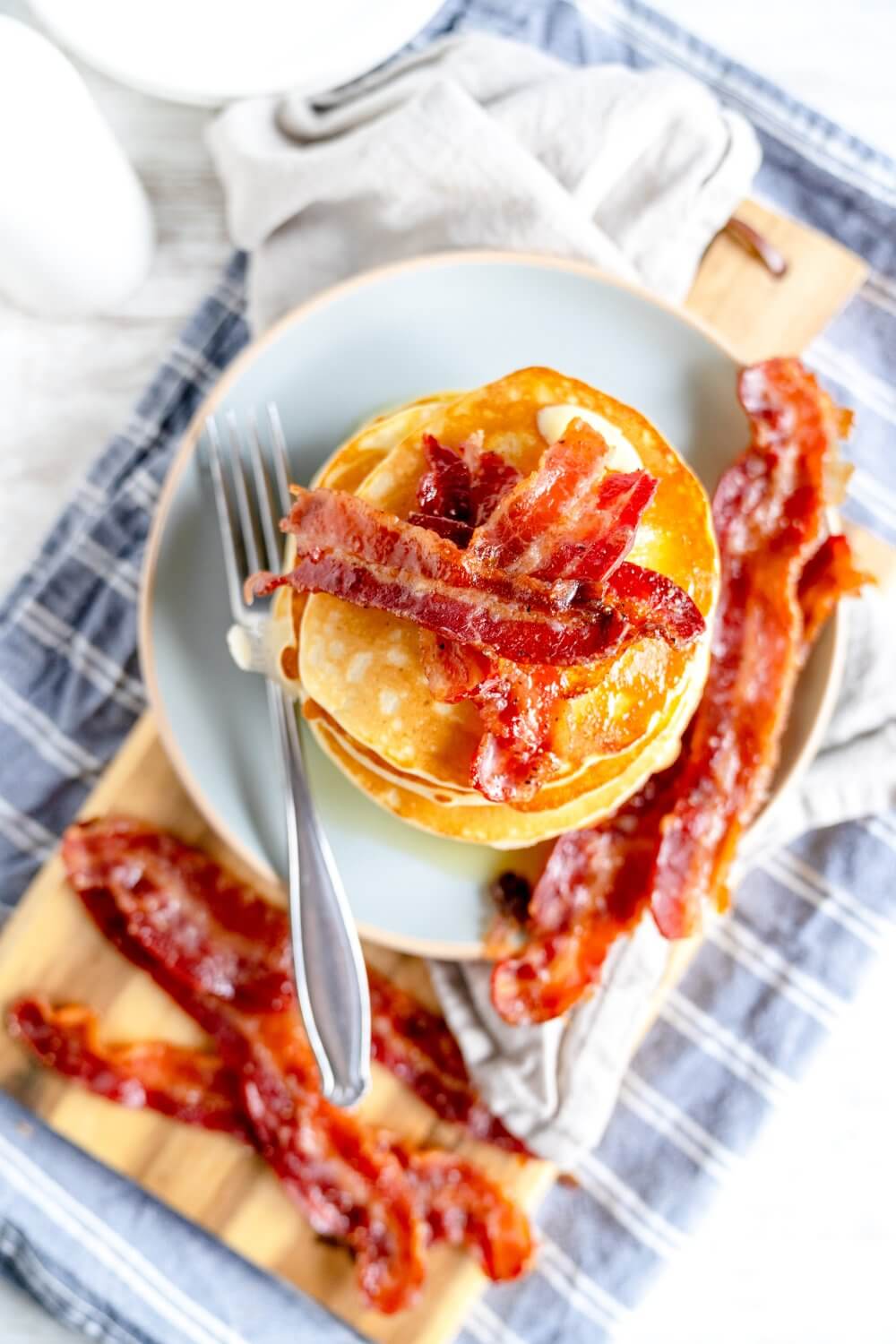 Buttermilchpancakes mit kandiertem Bacon