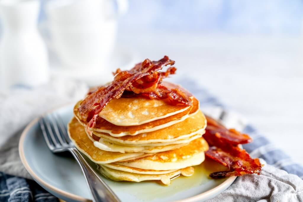 Buttermilchpancakes mit kandiertem Bacon