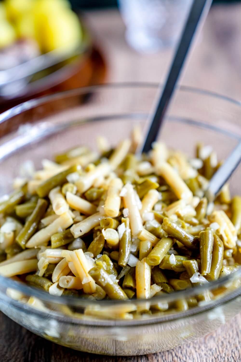 Die frischen Zwiebeln geben dem Salat seinen unverkennbaren Geschmack.