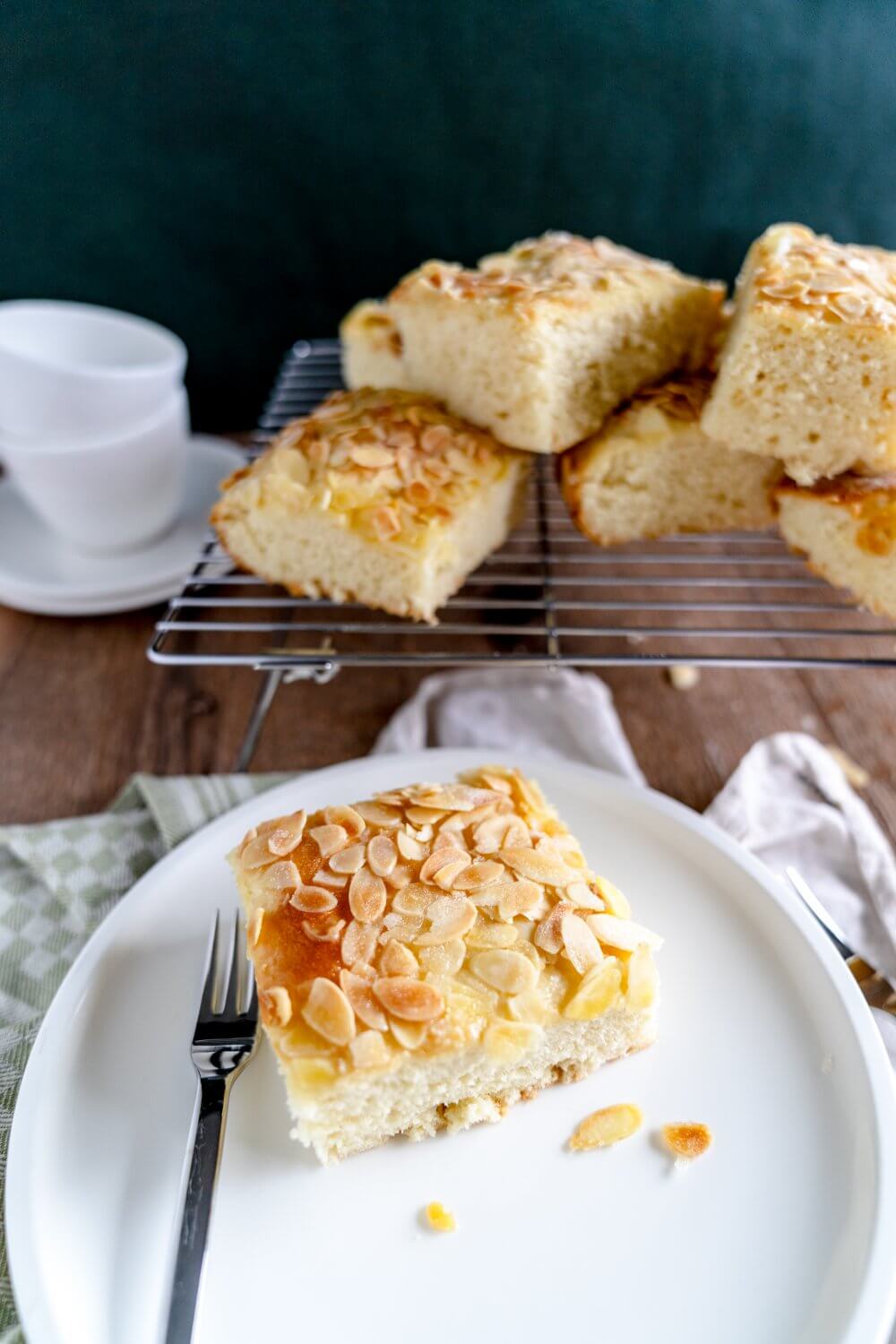 Soweit ich weiß, ist Butterkuchen immer mit Mandeln.