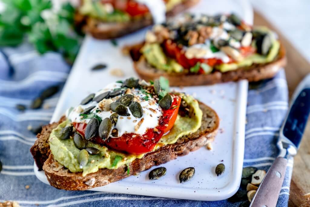 Die gerösteten Kürbiskerne runden das Avocado-Brot richtig schön ab.