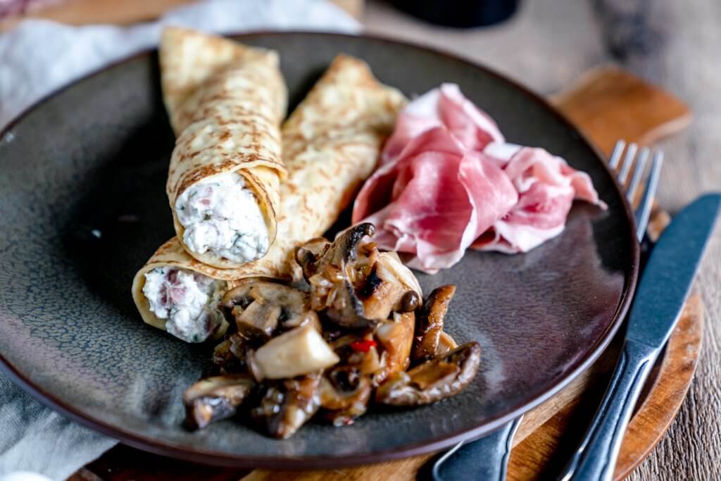 Die Schinken-Trüffel-Creme ist für die Crêpes nicht zu schwer.