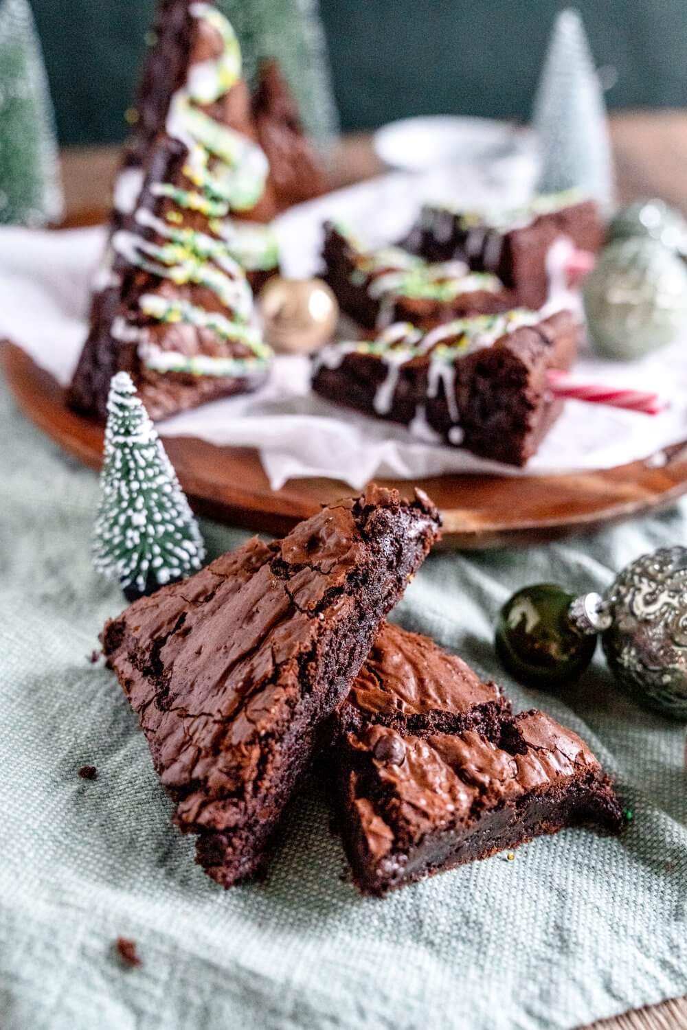 Spekulatius Brownies sehen super auf dem Weihnachtstisch aus und schmecken auch hervorragend.