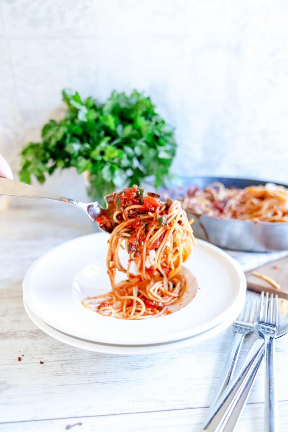 Spaghetti Puttanesca ist das ideale Sommergericht.