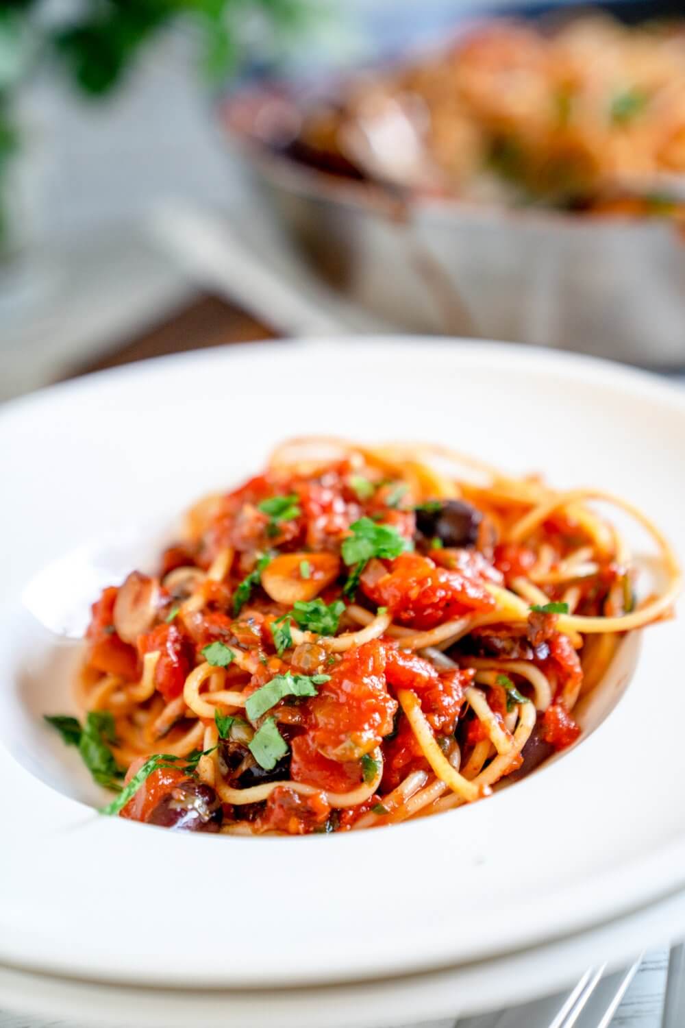Die tomaten geben den Spaghetti Puttanesca einen extra Kick.