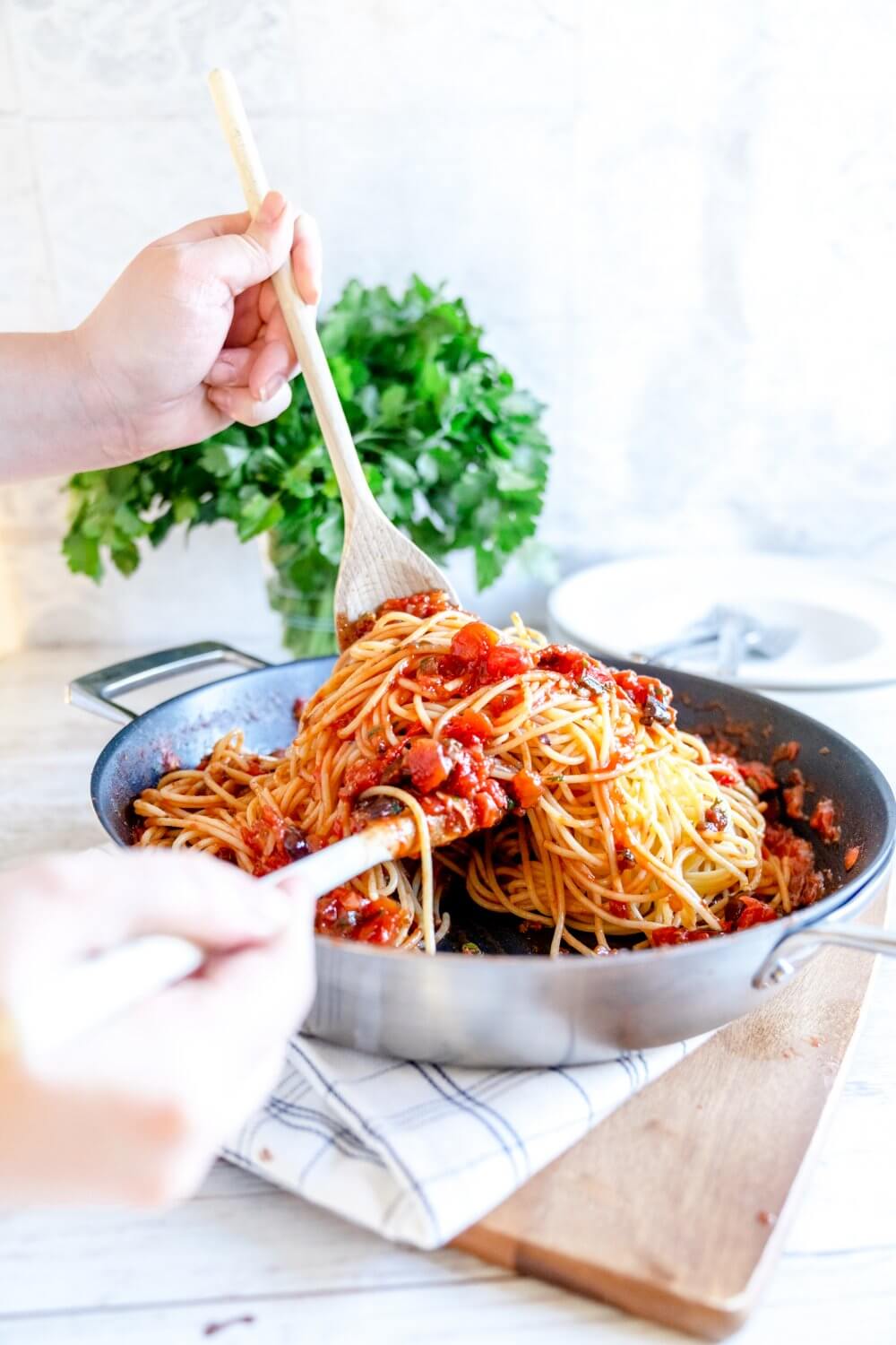Hebt die Puttanesca-Soße gut unter die Spaghetti