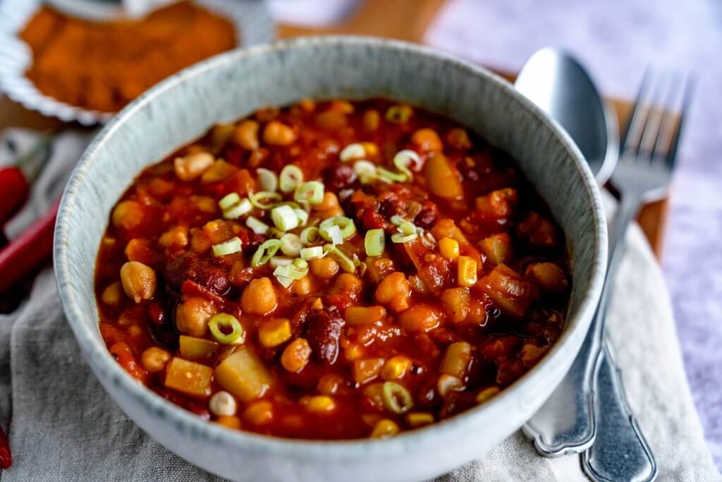 Chili sin Carne ist ja eigentlich klassisch amerikanisch, aber wir haben es durch orientalische Gewürze verfeinert.