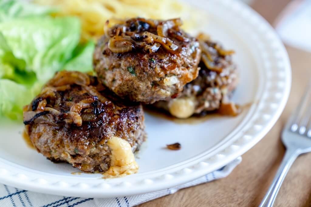 Natürlich dürfen bei den Cordon Bleu Frikadellen auch Zwiebeln nicht fehlen.