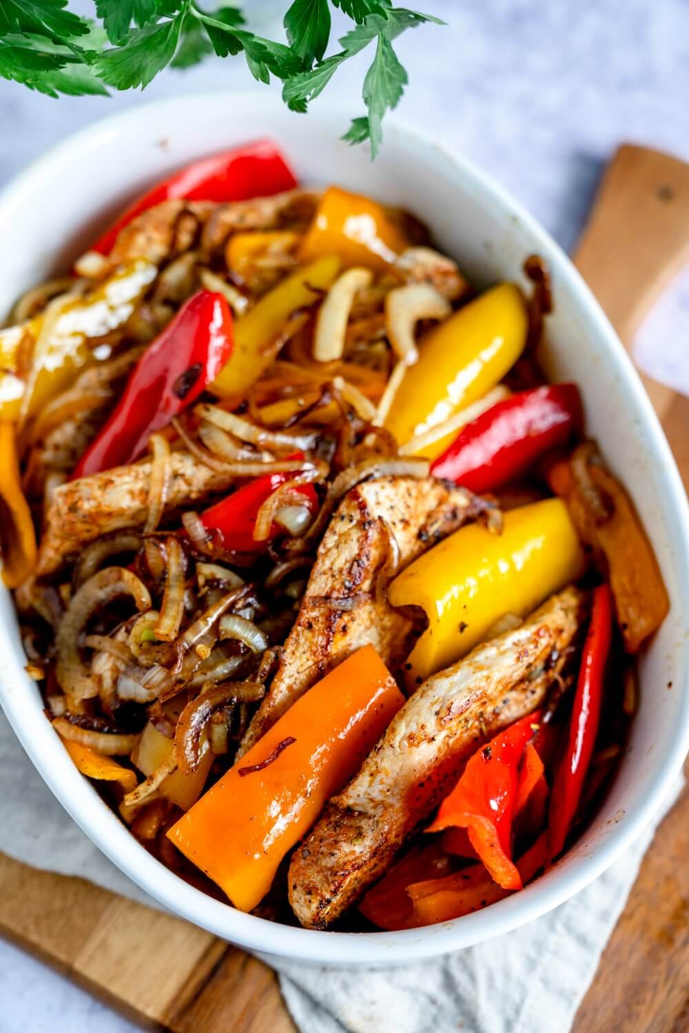 Die Paprika ist ein optisches Highlight in dem Gericht.