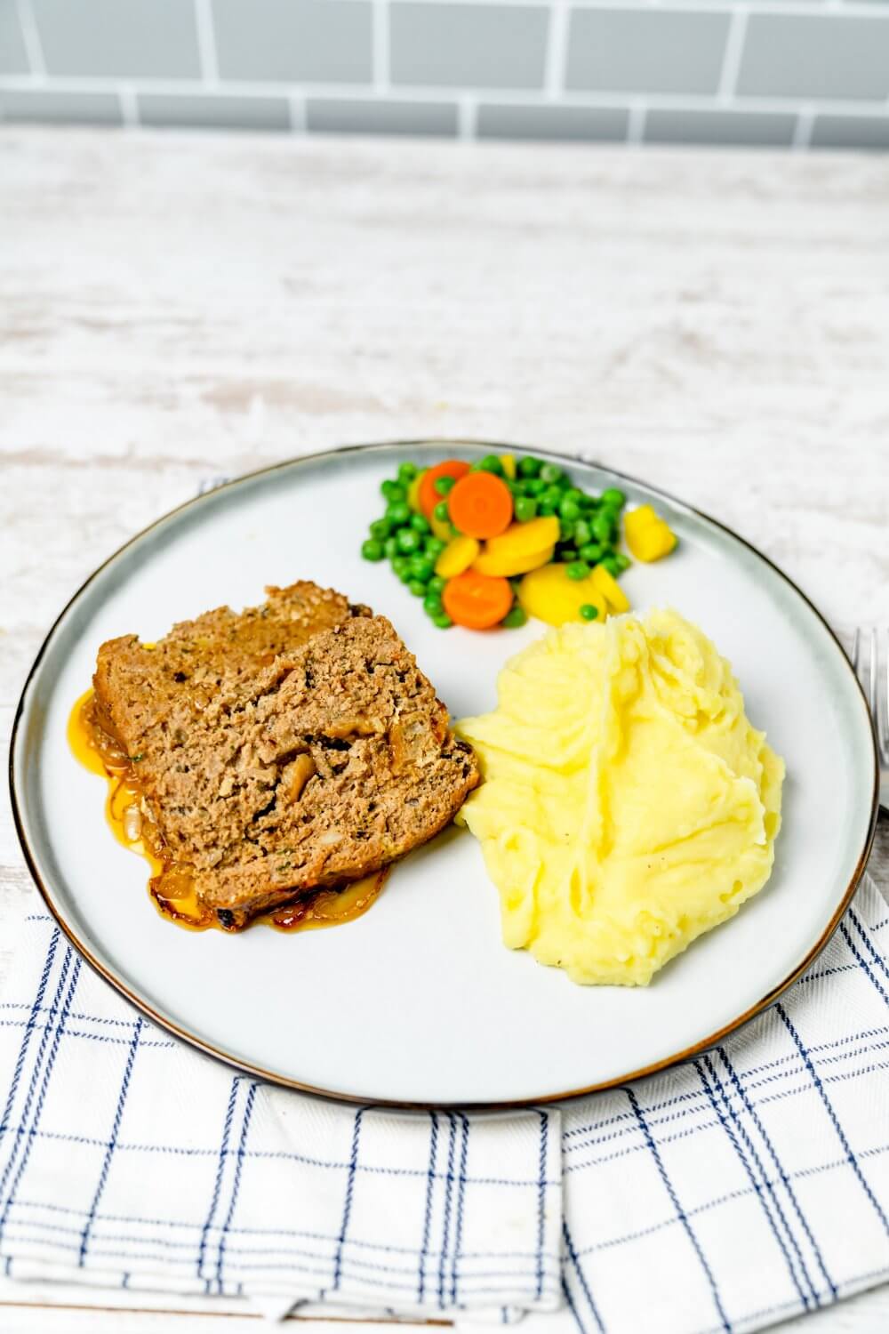 Kartoffelpüree und Erbsen passen perfekt zu Hackbraten.