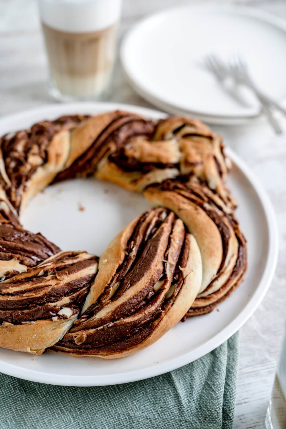 Durch das Nougat bleibt der Nuss-Nougat-Kranz recht saftig.