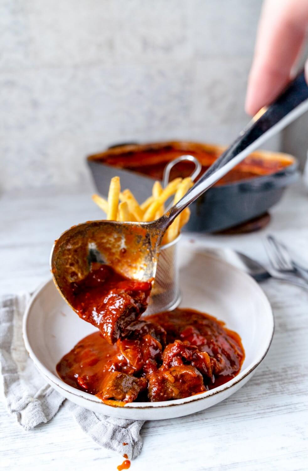Bei uns gibt es Schaschliktopf klassisch mit Pommes, aber es eignen sich auch viele andere Beilagen als Begleitung.