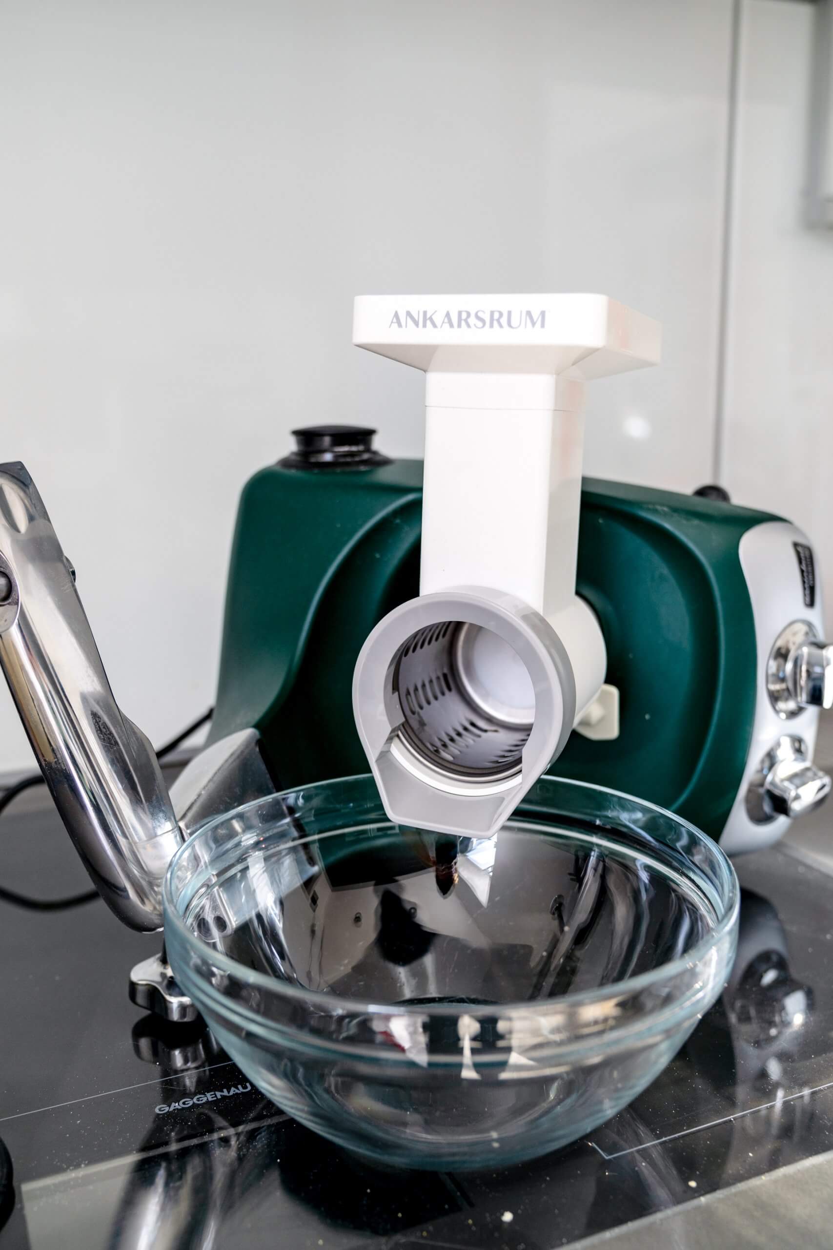 Unsere Küchenmaschine hat auch einen Gemüseschneider, was wirklich super ist.