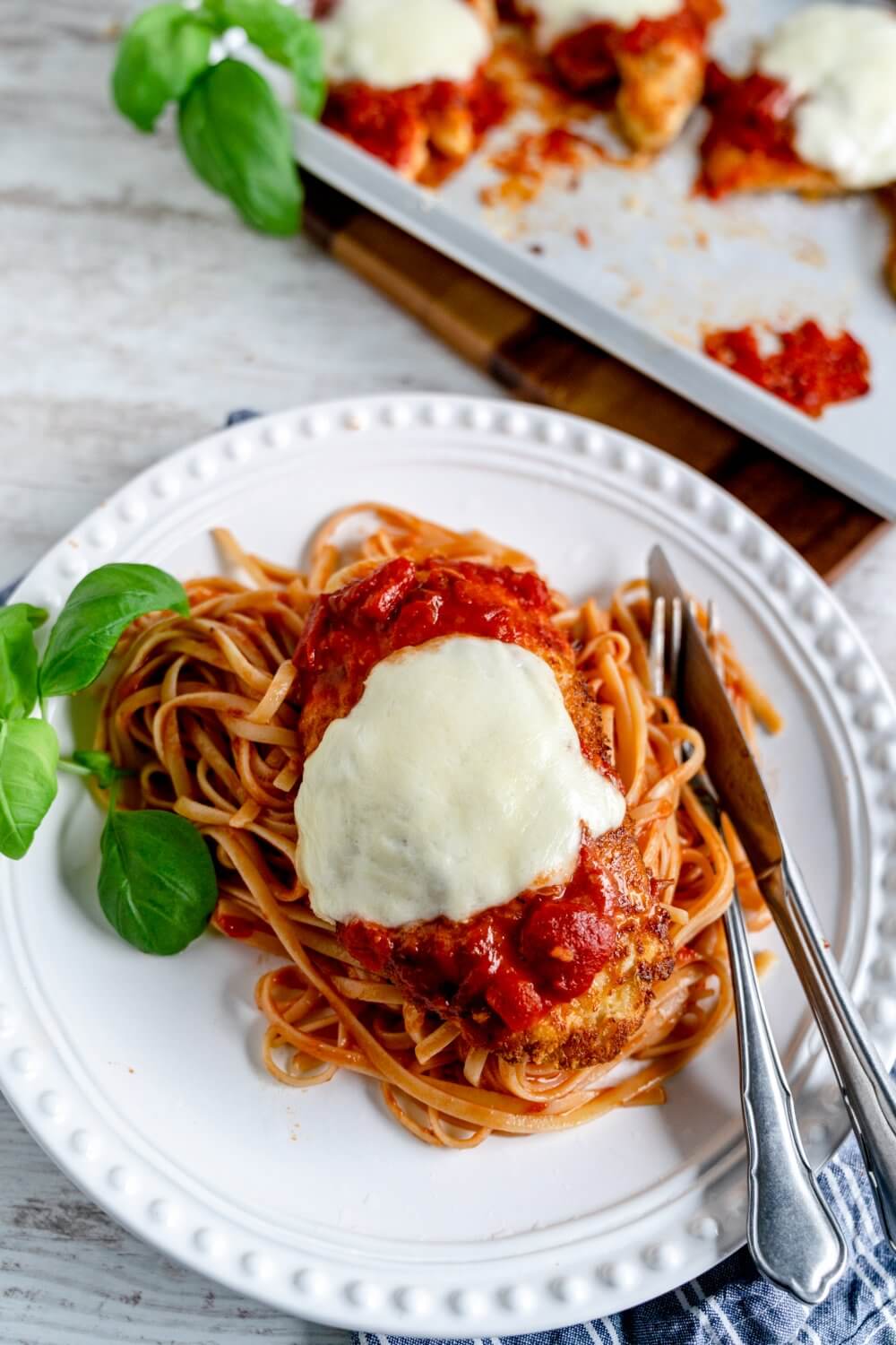 Zu dem Hähnchen Parmigiana gibt es bei uns Spaghetti. Ja, ihr habt richtig gehört. 