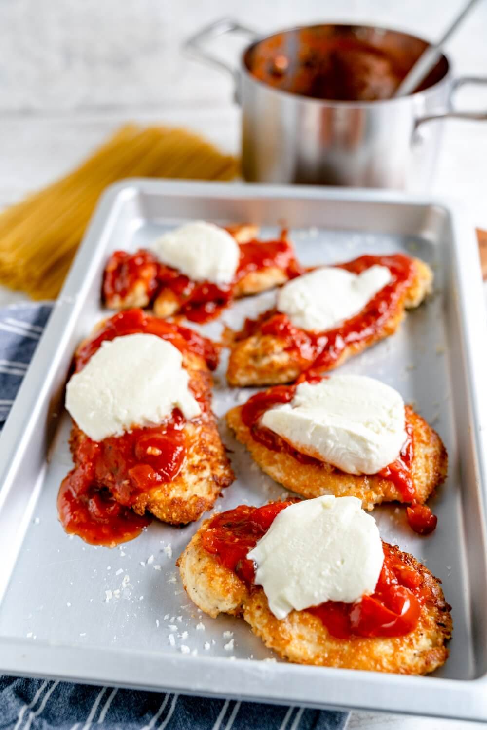 Das Hähnchen Parmigiana ist nicht nur etwas für Fleisch- sondern auch für Käseliebhaber.