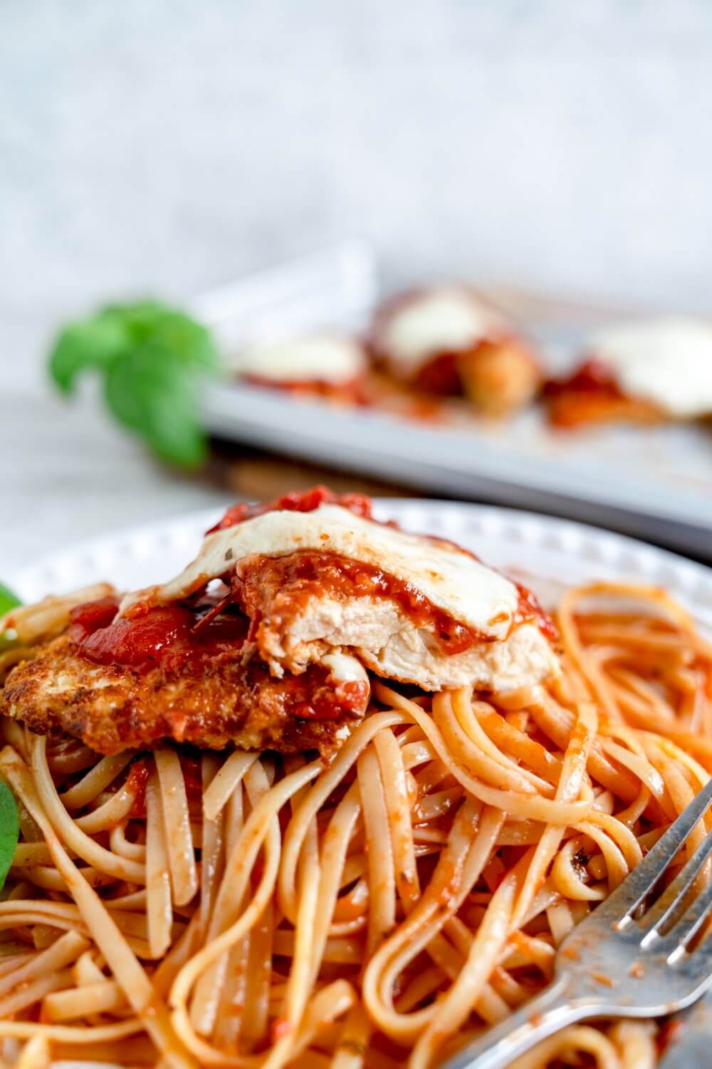Hähnchen Parmigiana ist ein tolles Sommeressen, da es nicht so schwer im Magen liegt wie Schnitzel.