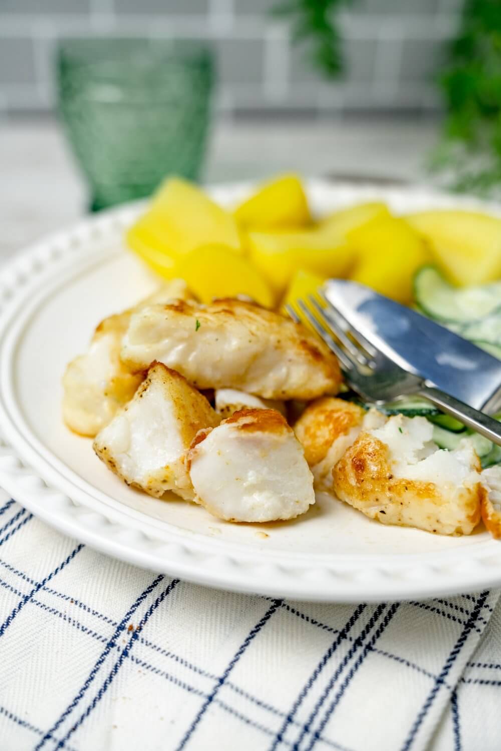 Bei uns wird dieser Fisch mit leckeren Salzkartoffeln und Gurkensalat gegessen.