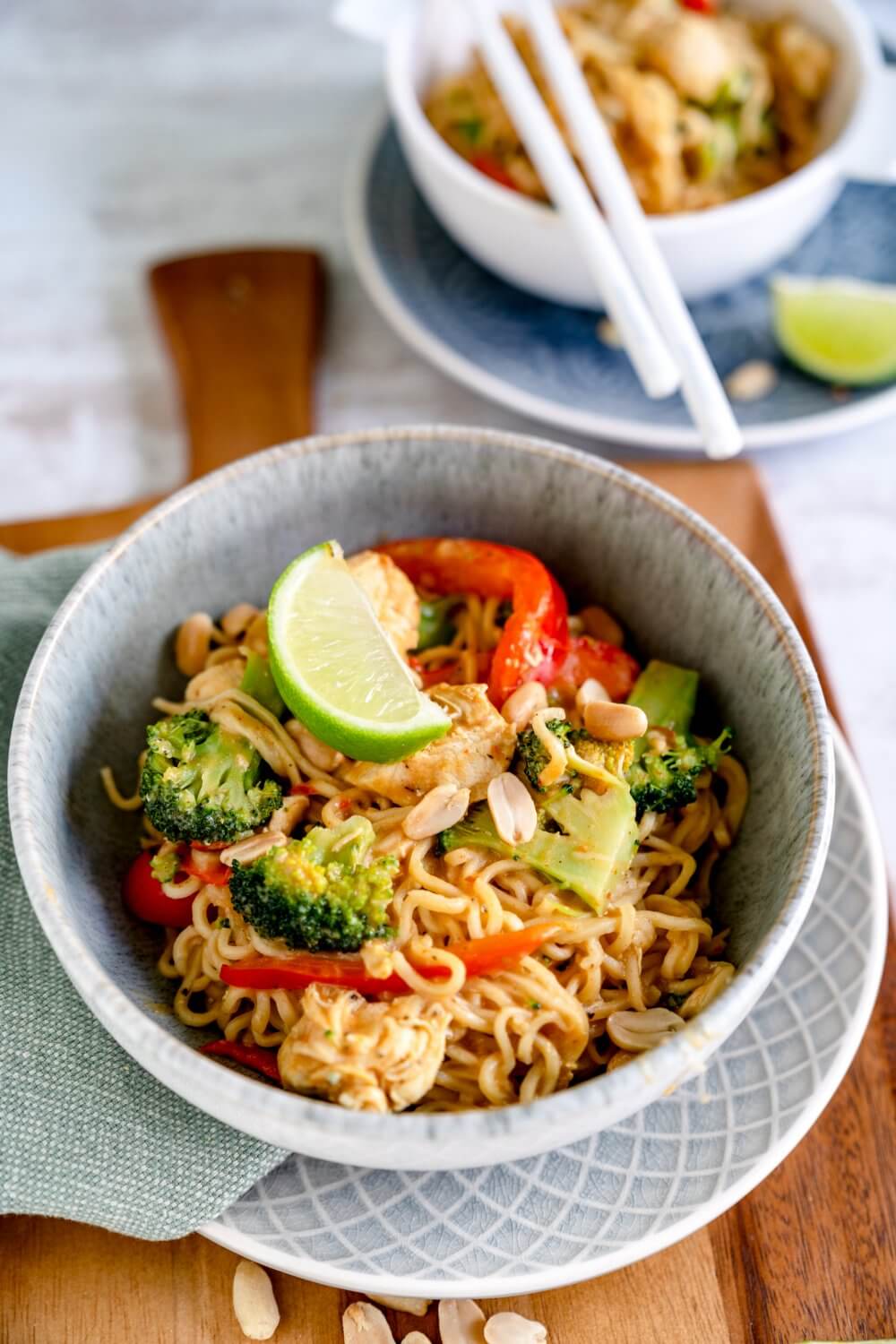 Frisches Gemüse, Erdnüsse und Asia: diese One Pot Asia Nudeln haben es in sich.