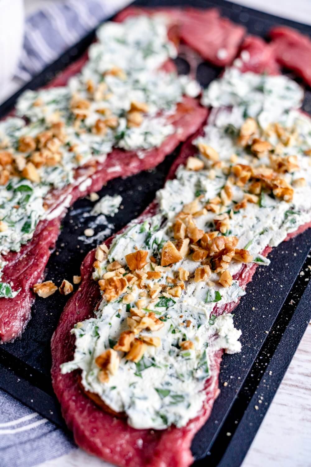 der Ricotta sorgt dafür, dass die Walnussrouladen nicht zu trocken werden.