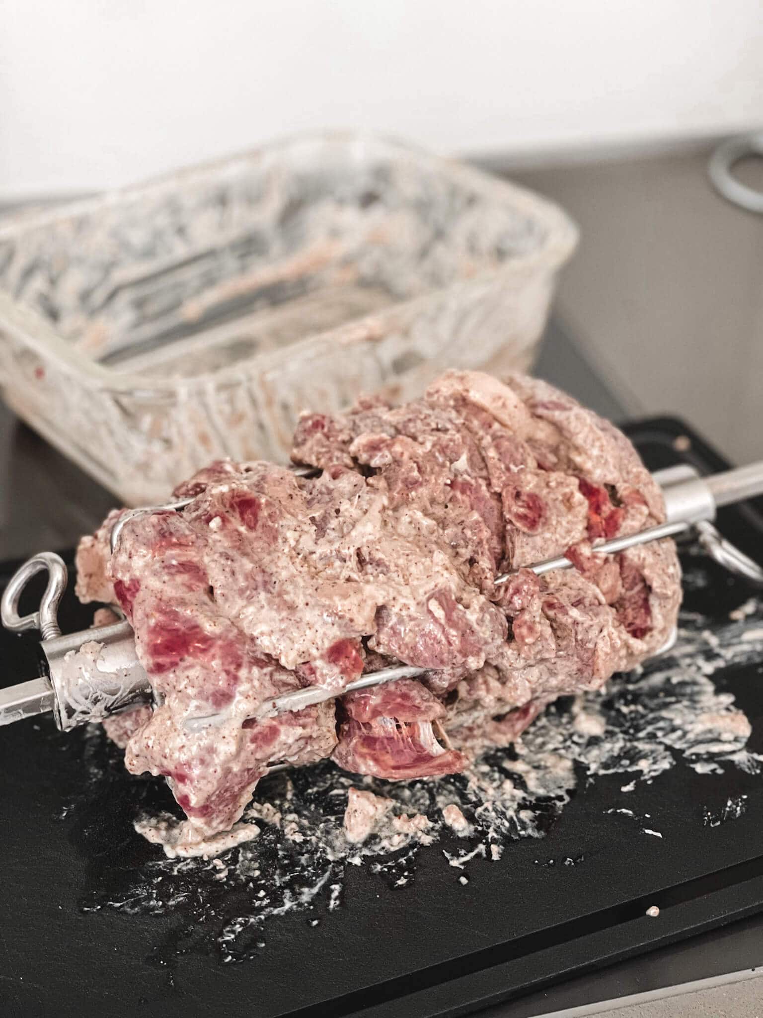 Das Fleisch für Shawarma muss vor dem Grillen unbedingt mariniert werden.