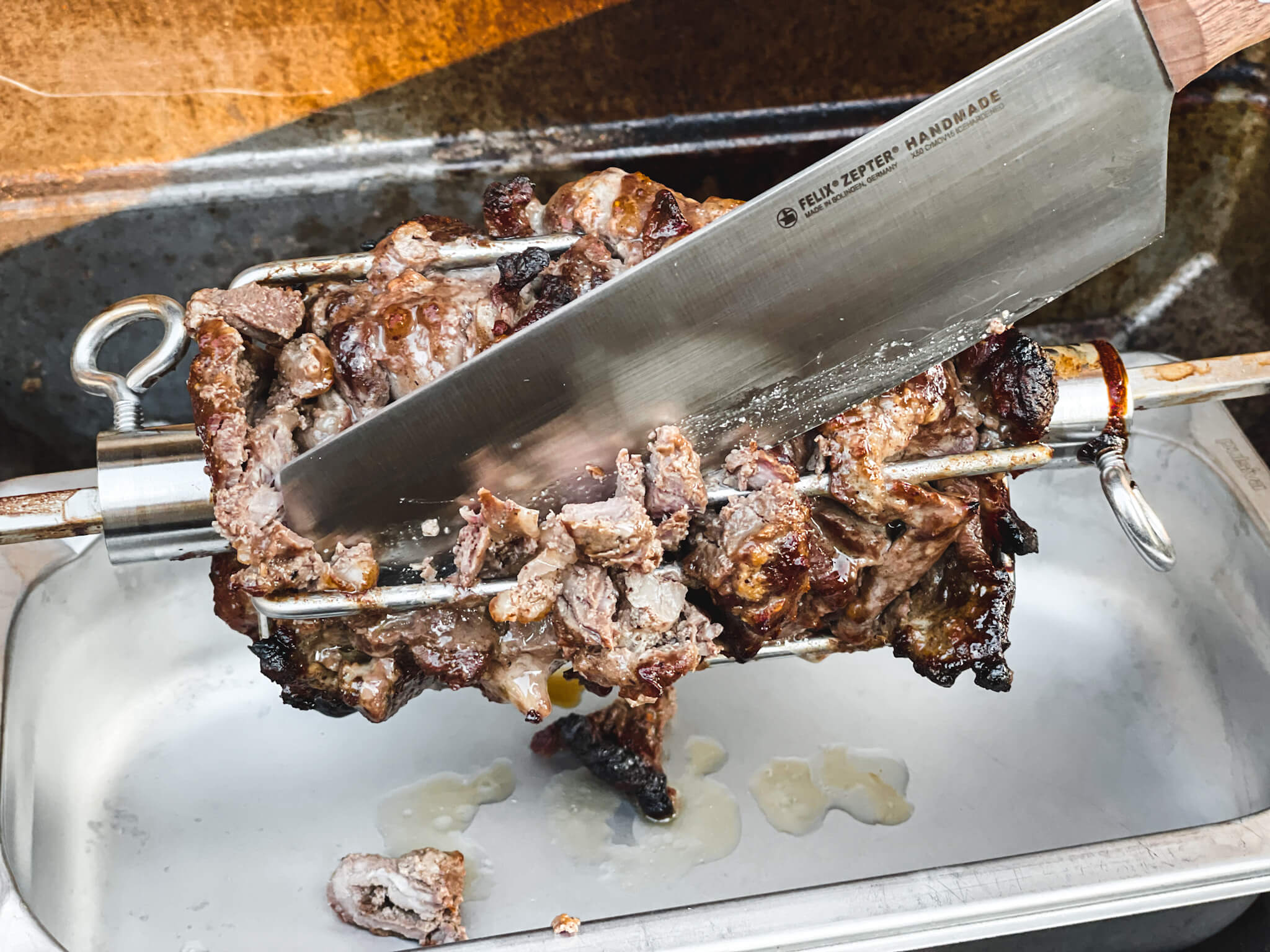der Grillspies erlaubt es das Fleisch für das Shawarma perfekt zu portionieren.