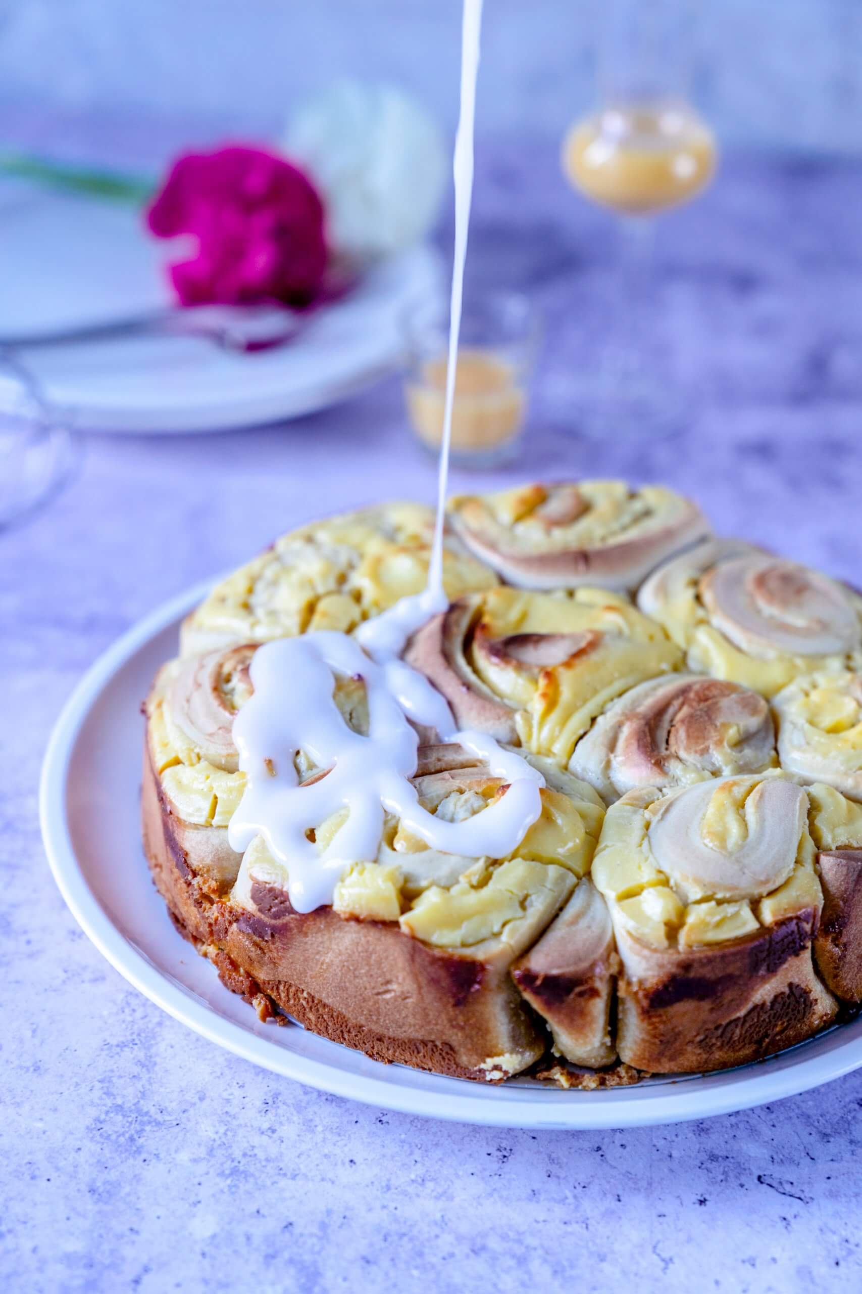 Jeder kennt sie, jeder liebt sie: Die Hefe-Schnecken. Aber bei uns haben sie einen neuen Twist bekommen: Eierlikör.