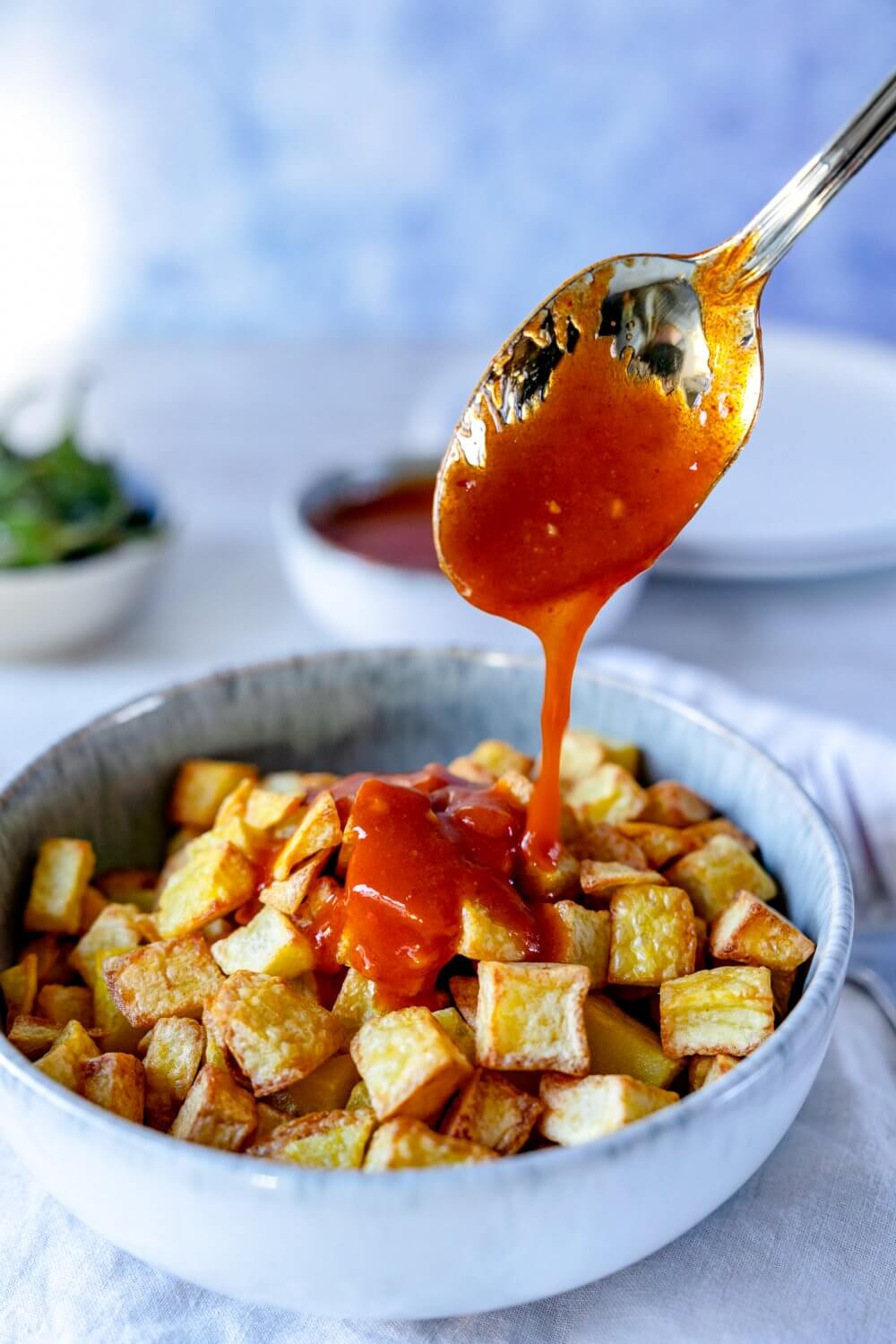 Nun fehlt nur noch die richtige Soße für die Patatas Bravas.