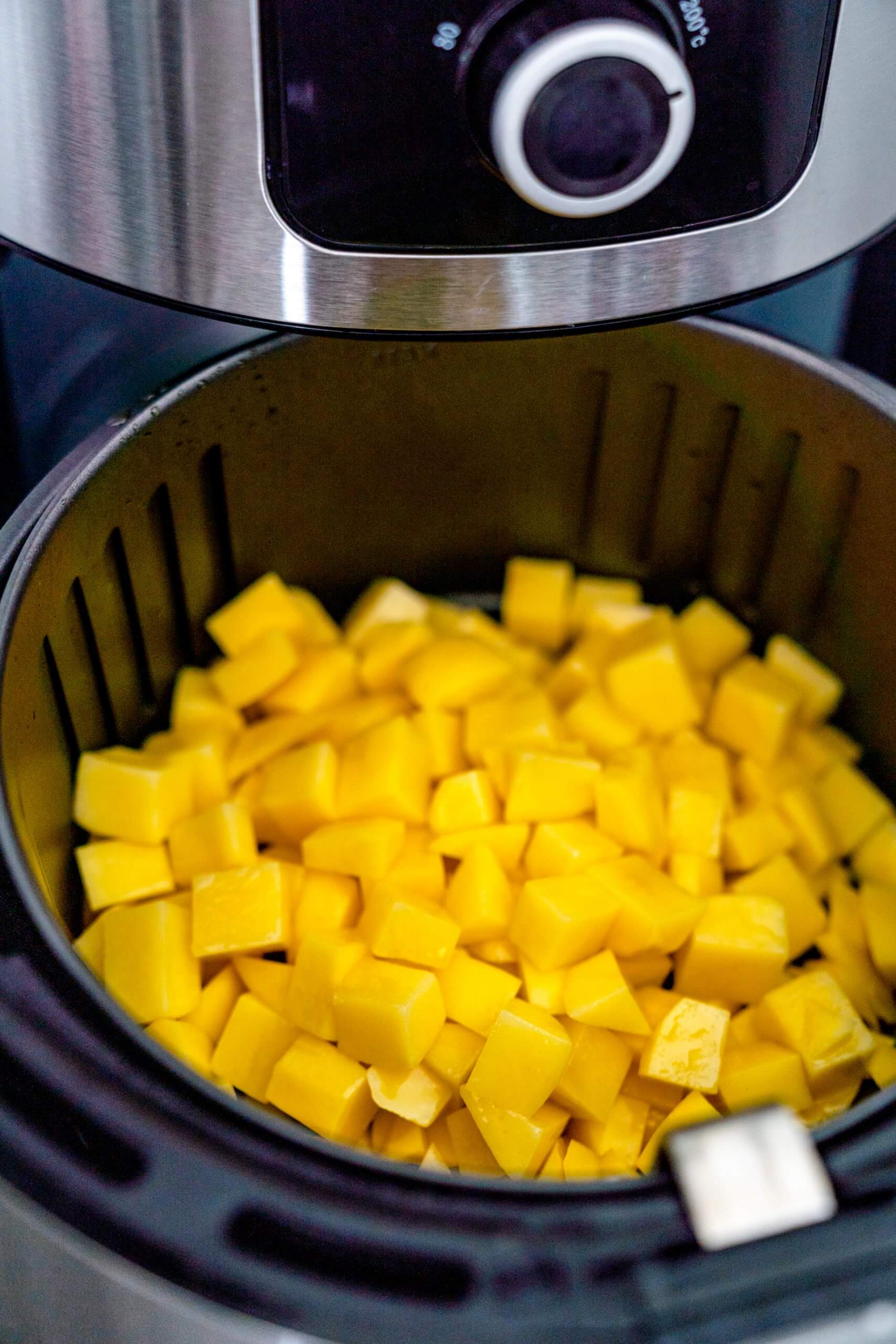 Durch die Heißluftfritteuse werden die Patatas Bravas gleichmäßig gebacken.