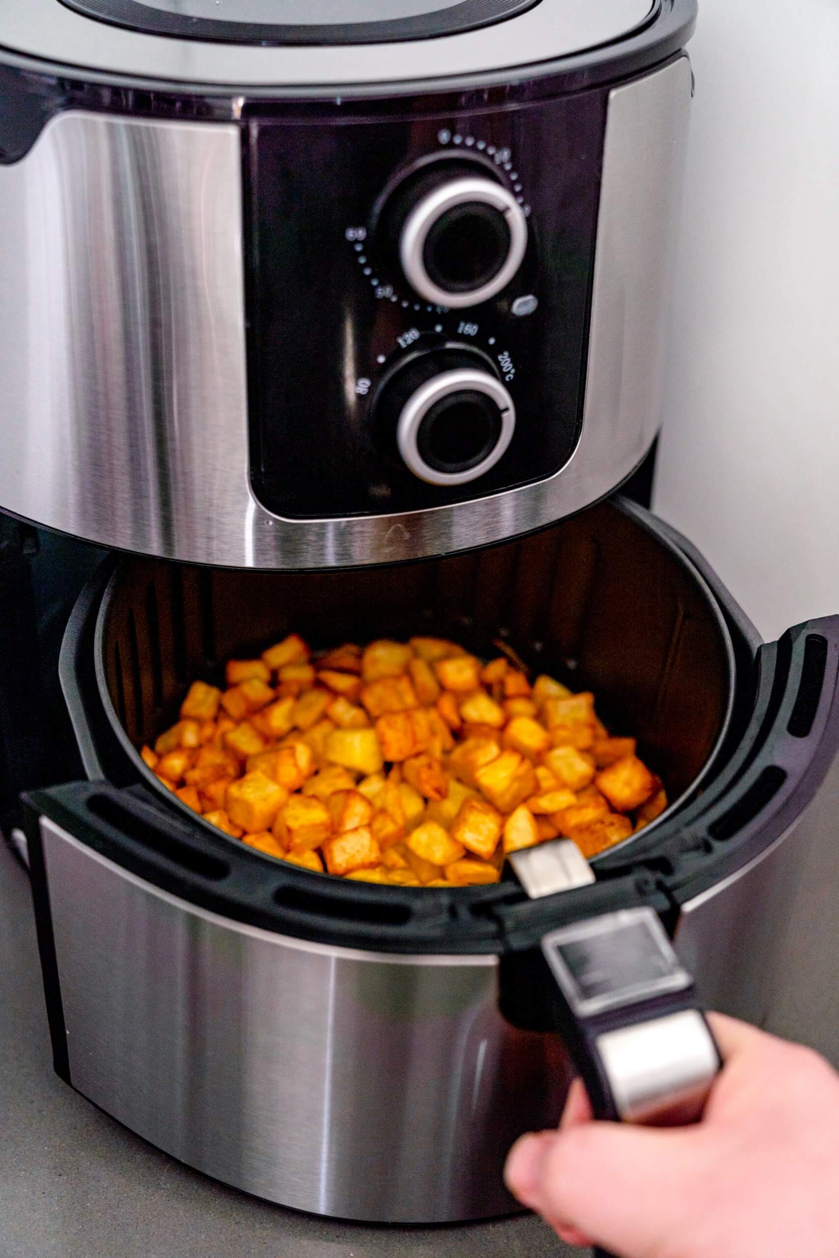 Wenn die Kartoffeln goldgelb sind, dann werden Patatas Bravas perfekt.