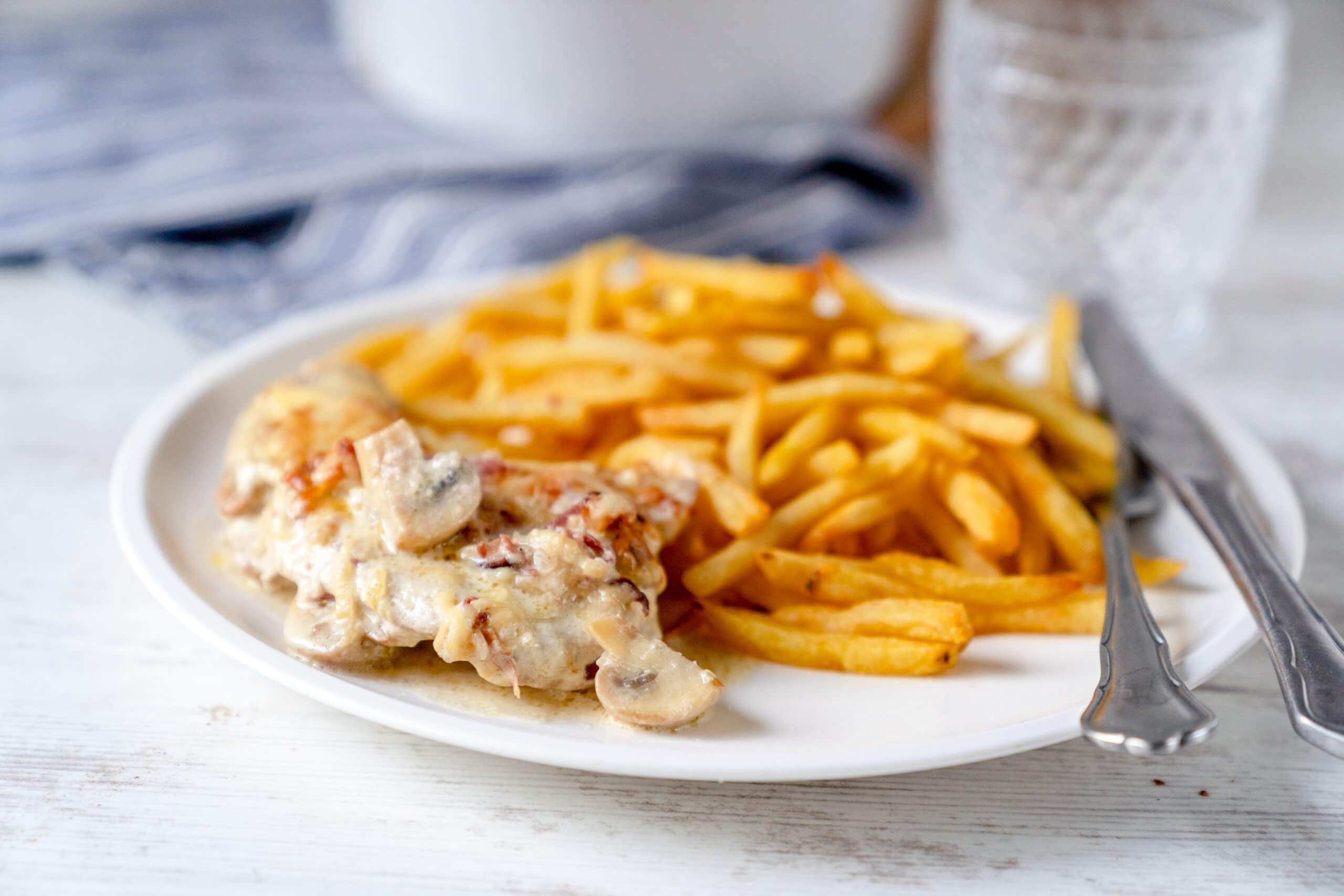 Bei uns gabs Pommes zu dem Schnitzelauflauf. Etwas klassisch muss schon sein.