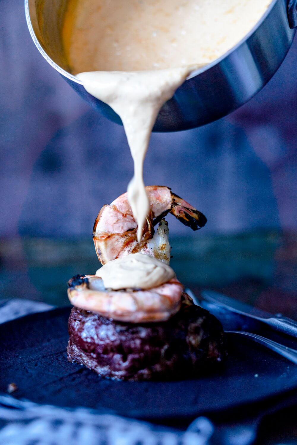 Die Sambalsoße passt perfekt zu Surf and Turf.