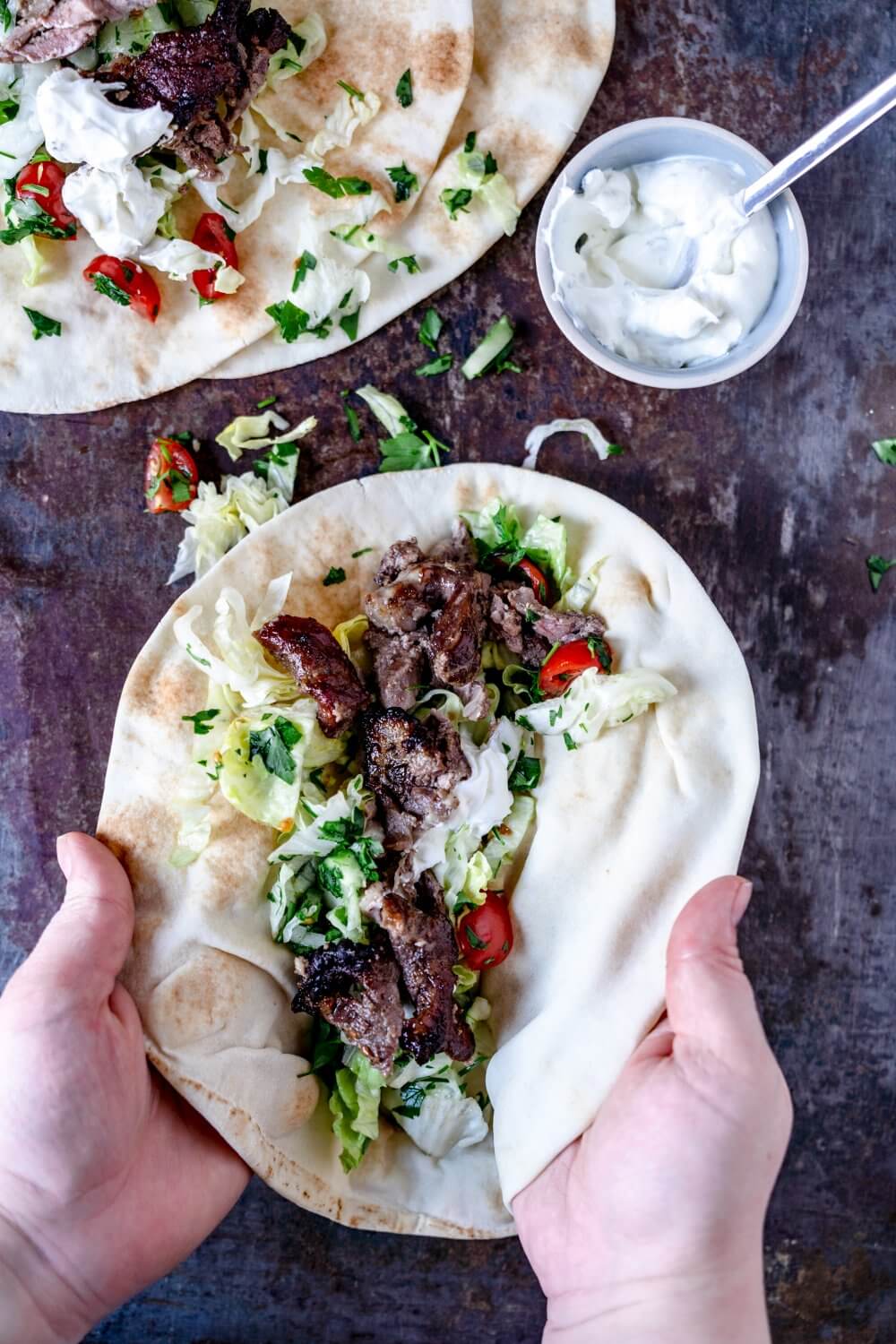 Joghurt und Salat dazu und fertig ist das Shawarma.