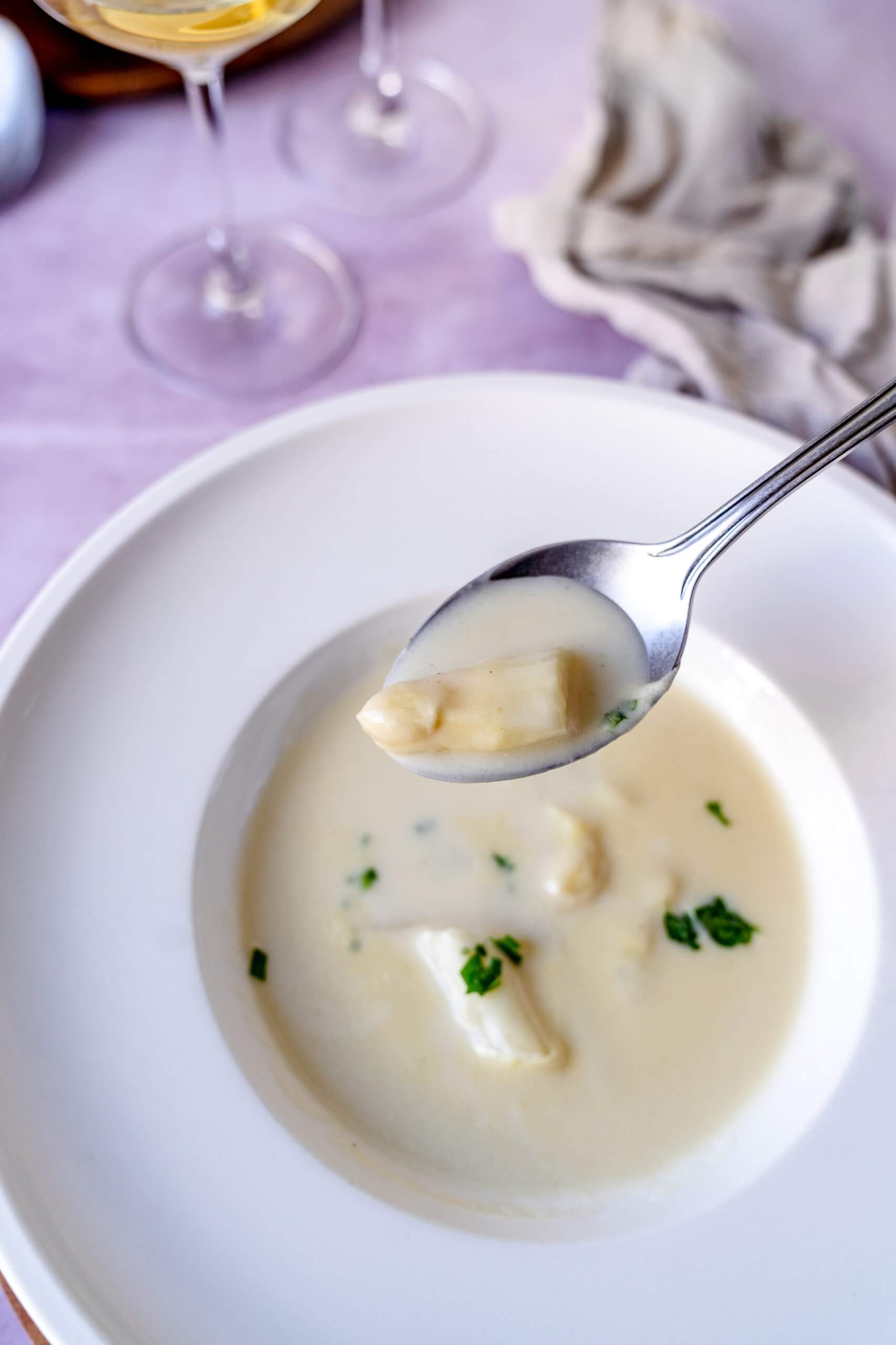 Natürlich darf bei der Spargelcremesuppe die Cremigkeit nicht zu lkurz kommen.