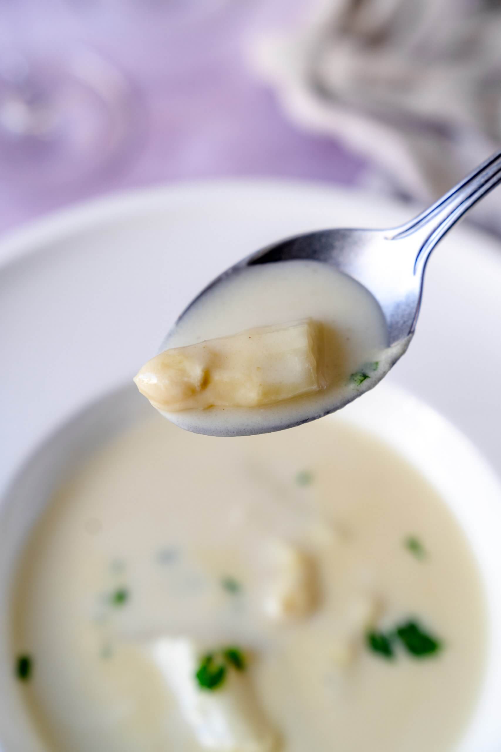 Das Tolle an unserem Rezept ist, dass der Spargel auch noch in Teilen hinzugefügt ist und so mehr Biss verleiht.